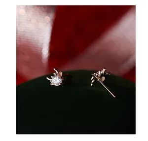 Squisiti orecchini a lobo in argento s925 con zirconi e corna di cervo, design asimmetrico chic.