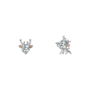 Orecchini a lobo asimmetrici in argento S925 e zirconi, design di cervo carino.