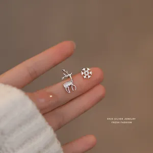 Orecchini asimmetrici fiocco di neve cervo in argento S925 gioielli natalizi