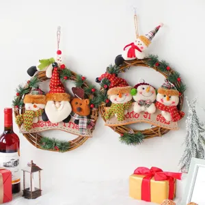 Weihnachtskranz Türhänger Dekoration mit süßen Schneemann und Weihnachtsmann Plüschpuppen.