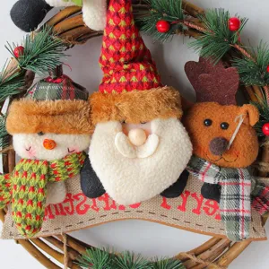 Weihnachtskranz Dekoration mit süssen Schneemann Weihnachtsmann Plüschpuppen für Tür hängen.