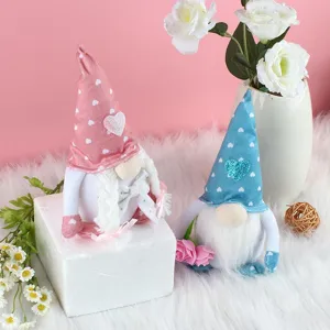 Lindo muñeco gnomo de peluche con sombreros de corazón, ideal para decoración y regalos.