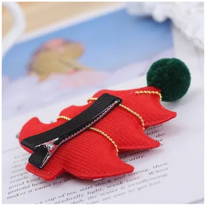 Pinza de pelo árbol de Navidad con pompón verde y cuentas doradas, accesorio festivo para niños.