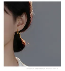 Minimalistische gouden oorhaken, kleine zilveren oorbellen voor dagelijks stijlvol gebruik.