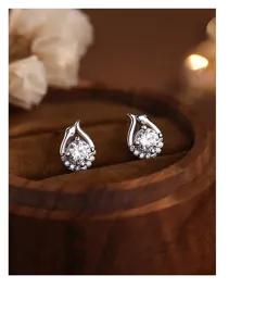 Exquisite s999 Silber Schlangen Zirkon Ohrstecker, elegante minimalistische Detailaufnahme.