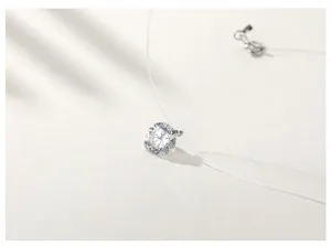 Nahaufnahme einer minimalistischen transparenten Angelschnur-Halskette mit Zirkon-Anhänger.