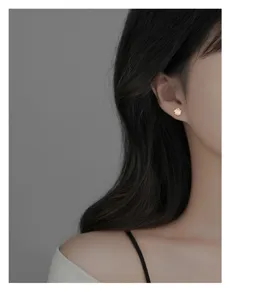 Vue détaillée des boucles d'oreilles clous en argent sterling 925 œil de chat, bijou élégant.