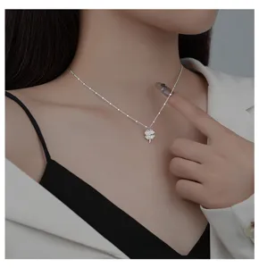Prachtige S925 zilveren klaverblad halsketting, elegante sleutelbeen ketting detailweergave.