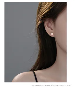 S999 zilveren letter R oorknopjes minimalistische mode elegante chique sieraden oorbellen