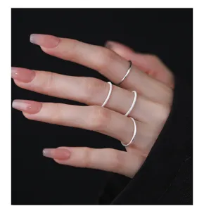 Minimalistische S999 zilveren matte effen ring voor vrouwen, chique stapelring.