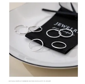 Minimalistische S999 sterling zilveren effen ringen set voor vrouwen, elegante niche sieraden.