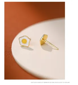 Detailansicht der niedlichen Spiegelei Silber Ohrstecker, minimalistischer Schmuckstil.