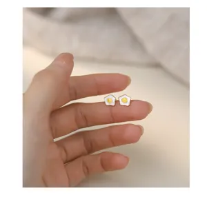 Detailaufnahme der niedlichen Spiegelei-Ohrstecker in feiner Sterlingsilberoptik.