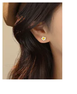 Süsser Spiegelei Ohrstecker für Damen aus s999 Silber, Detailansicht, trendiger Modeschmuck.
