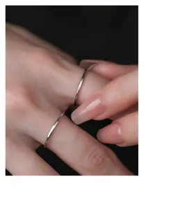 Minimalistische zilveren ring detailopname, elegant stapelbaar sieradenontwerp voor dames.