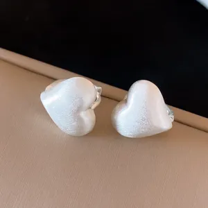 Orecchini a cerchio con cuore spazzolato stile minimalista francese, gioielli chic da donna.