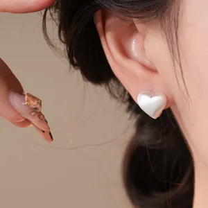 Orecchini a cuore spazzolato minimalista francese, eleganti gioielli con perni in metallo.