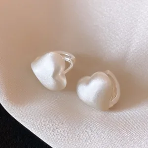 Eleganti orecchini a cuore spazzolato, gioielli di moda design minimalista per l'uso.