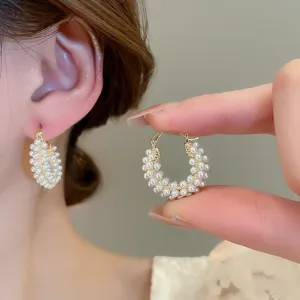 Französische Retro-Perlen-Creolen mit dichten kleinen Perlen und elegantem Golddesign.