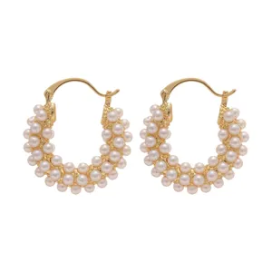Französische Retro Perlen Creolen, elegante goldene Metall Ohrringe mit weißen Perlen für Damen.