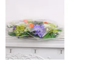 Guirnalda de flores artificiales de hortensia y naranja para decoración, vista detallada.