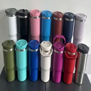 Verschiedene farbige 30oz vakuumisolierte Edelstahl-Thermobecher mit klarem Deckel.