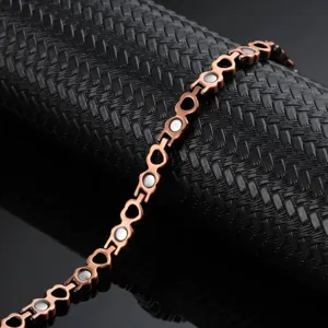 Rose gold magnetic heart link bracelet for women with elegant vintage style details