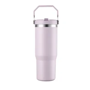 Großaufnahme eines 30oz hellvioletten, isolierten Edelstahl-Thermobechers mit Griff.