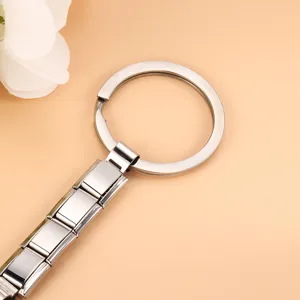 Primer plano de un llavero de acero inoxidable con diseño de correa de reloj plateada