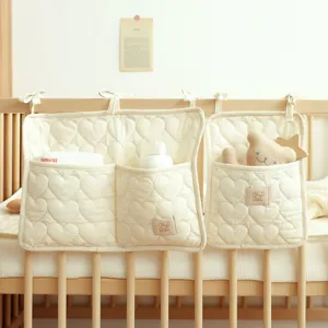 Gesteppte Babybett-Organizer-Taschen mit Herzmuster am Holzgitter