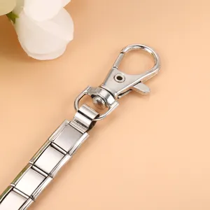 Primer plano de pulsera modular italiana de acero inoxidable con cierre de langosta