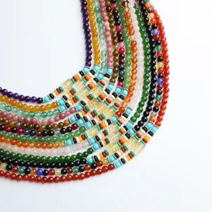 Primo piano di braccialetti buddisti in agata naturale colorata a 108 grani con distanziali.