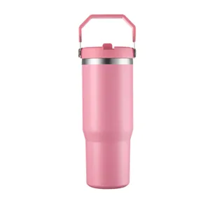Nahaufnahme eines rosa 30oz isolierten Edelstahlbechers mit einem stabilen Tragegriff