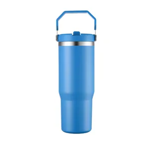 Blauer 30oz isolierter Edelstahlbecher mit integriertem Tragegriff für unterwegs.