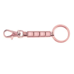 Vista detallada del llavero modular DIY de acero inoxidable oro rosa con broche