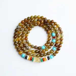 Vista dettagliata del bracciale mala in agata naturale 108 grani con distanziali