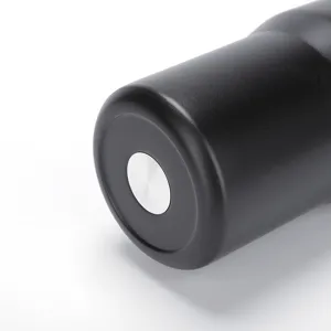 Nahaufnahme des Bodens eines schwarzen vakuumisolierten 30oz Edelstahl-Thermobechers