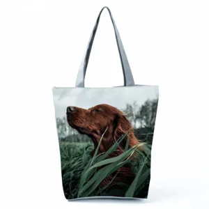 Λεπτομέρεια εκτύπωσης σκύλου Irish Setter και ανθεκτικού γκρι λουριού ώμου στην τσάντα.