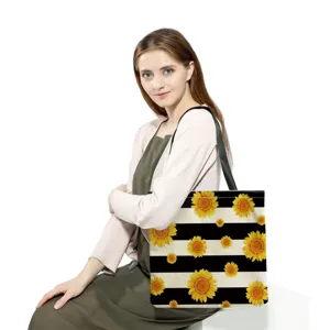 Detailaufnahme mit dem Sonnenblumen-Print und dem schwarz-weißen Streifendesign der Freizeittasche.