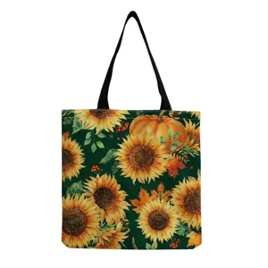 Detailansicht der Tragetasche mit Sonnenblumen und Kürbis Print auf dunklem Stoff.