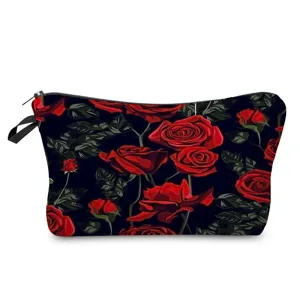 Vista de detalle del neceser de maquillaje con estampado de rosas rojas y cremallera negra.