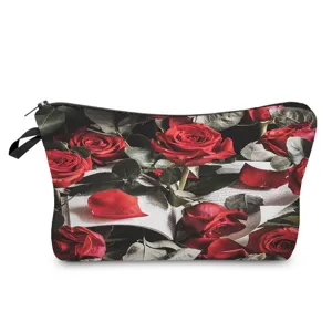 Primer plano detallado del estuche de maquillaje con estampado de rosas y cierre de cremallera.