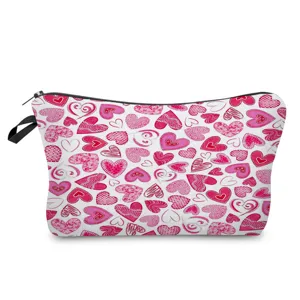 Encantadora bolsa de cosméticos con estampado de corazones rosas, ideal para viajes diarios.