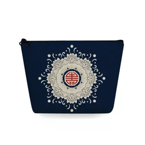 Detailansicht der dunkelblauen Kosmetiktasche mit elegantem weißem Blumenmuster und Print.