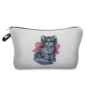 Detaillierte Nahaufnahme der Kosmetiktasche mit süßem flauschigen grauen Kätzchen Motiv.
