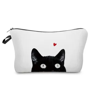 Detailansicht der weißen Kosmetiktasche mit niedlichem schwarzem Katzen- und Herz-Print.