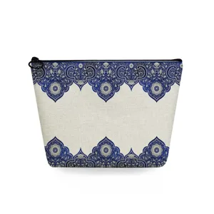 Nahaufnahme des Kosmetiktaschendetails mit blauem Vintage-Blumenmuster und Leinenstruktur.