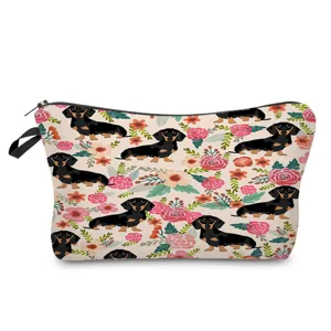 Gros plan sur le motif imprimé de teckels mignons et de fleurs de la trousse de toilette.