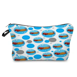 Détail de trousse de maquillage imprimée de chien hot-dog, pochette cosmétique portable.