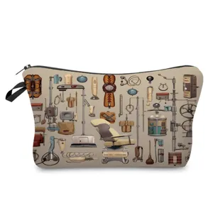Primo piano dettagliato della stampa di strumenti medici vintage sulla borsa cosmetica.